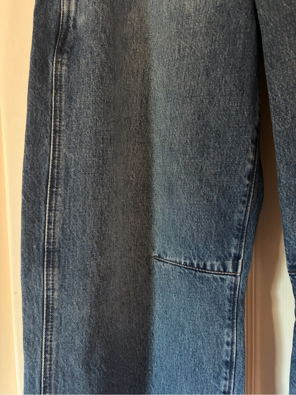 AG Adriano Goldschmied Barrel High-Rise cuffed Jeans in Medium Blue - Picture 4 of 10